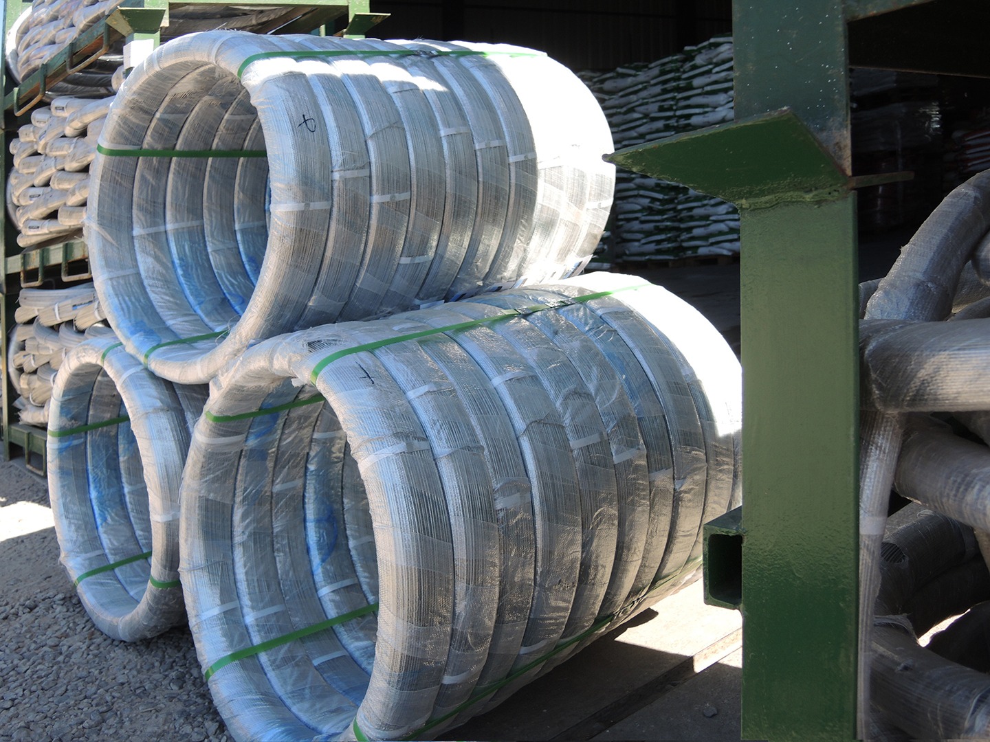 Rollos de alambre apilados en el depósito